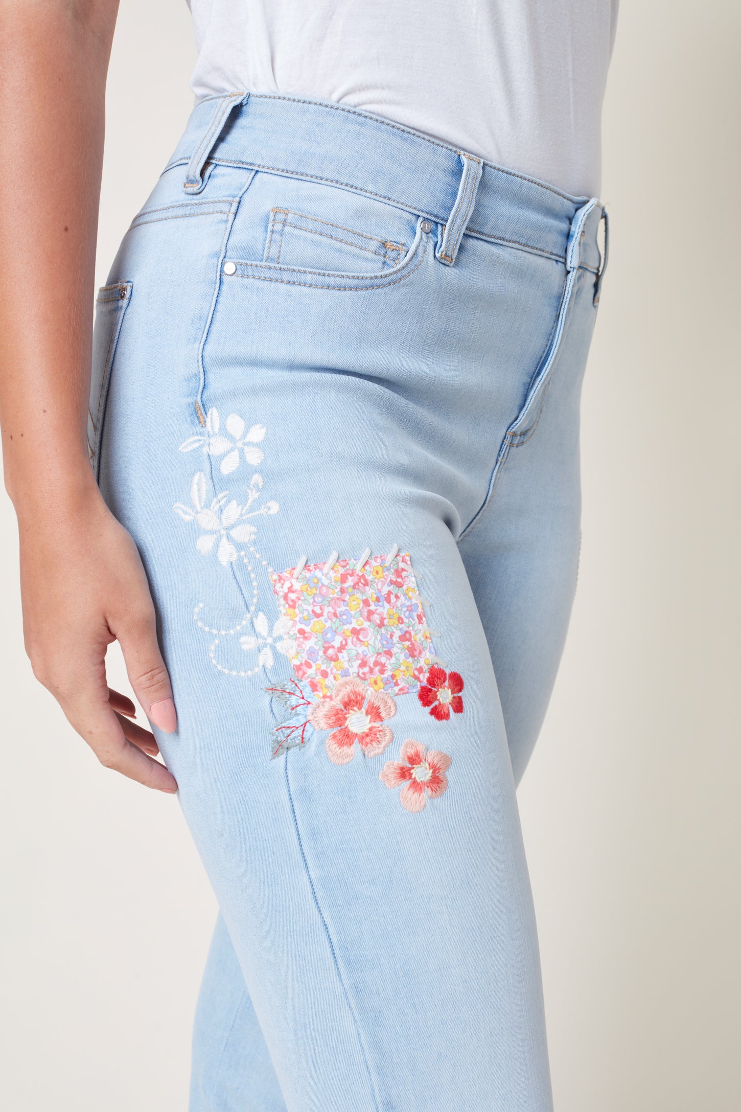 Renuar Embroidered Floral Cropped Flare Jeans
